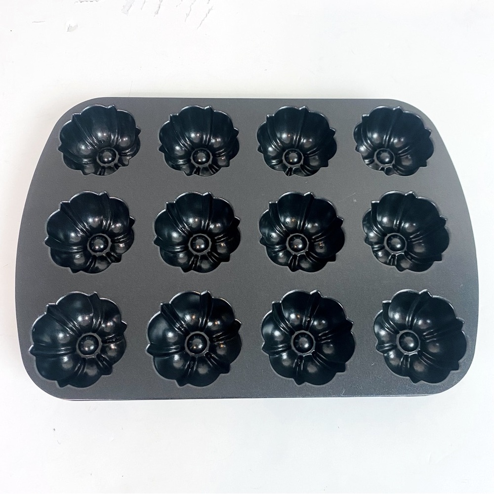 Non-Stick Black Flower Muffin Pan